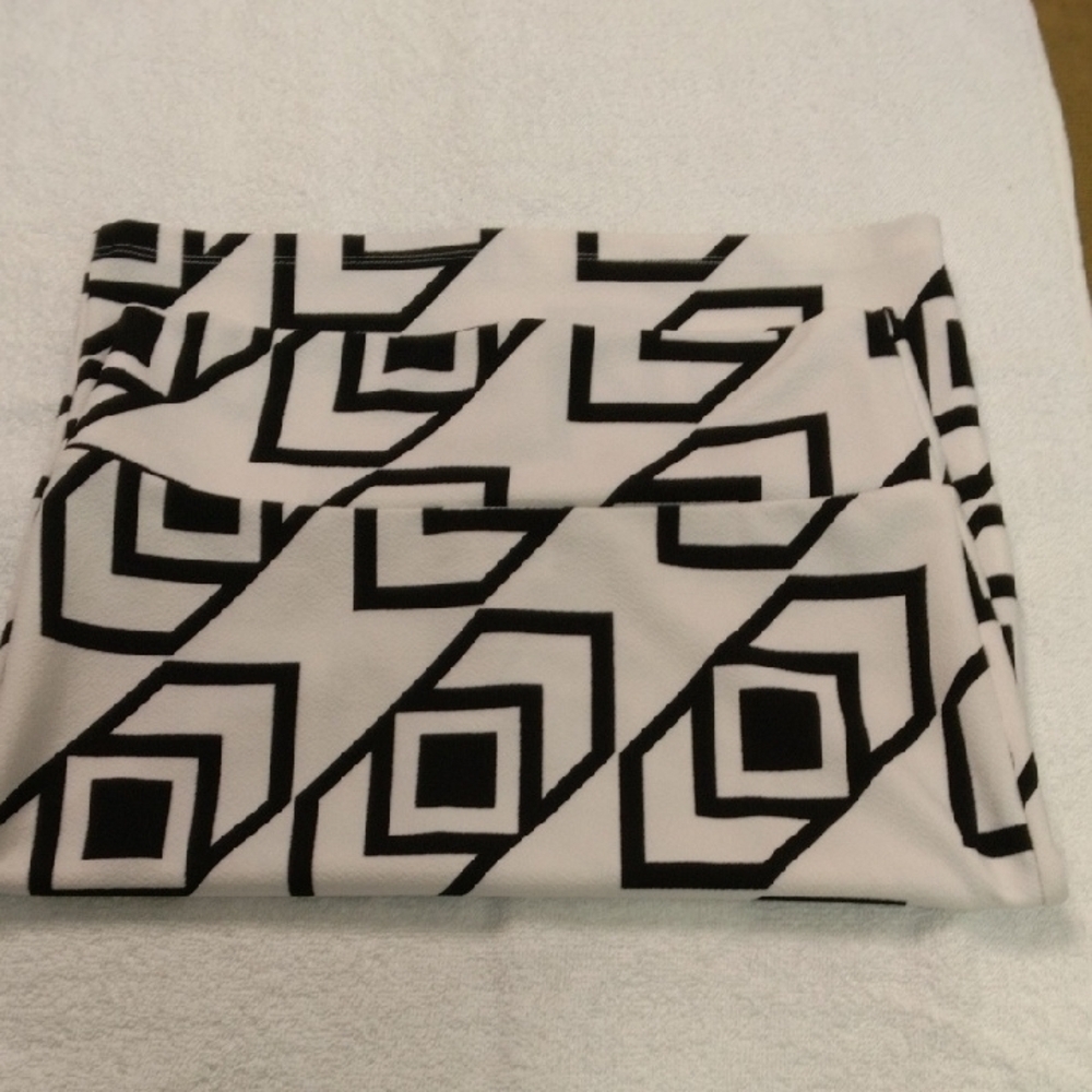 Geometric Black and White Skirt - Picture 4 of 5